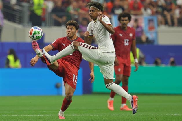 FIFA World Cup, WM, Weltmeisterschaft, Fussball 2026 - Round of 16 - Portugal vs Spain Joao Neves (L) of Portugal in action against Lamine Yamal of Spain during the FIFA World Cup 2026 Round of 16 match Portugal against Spain, in Dallas, USA, 06 July 2026. DALLAS United States  Copyright: xCHRISTOPHERxNEUNDORFx