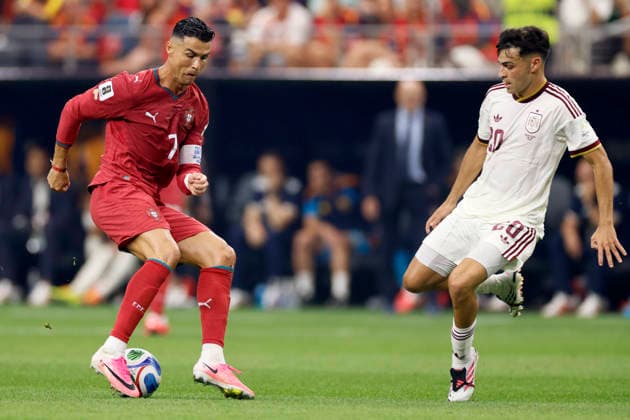 Portugal v Spain: Round of 16 - FIFA World Cup, WM, Weltmeisterschaft, Fussball 2026 Cristiano Ronaldo of Portugal and Pedri of Spain challenge during the FIFA World Cup 2026 Round Of 16 match between Portugal and Spain at Dallas Stadium on July 6, 2026 in Arlington, United States. Arlington Dallas Stadium TX United States Copyright: xAllstarxPicturexLibraryxLtdx
