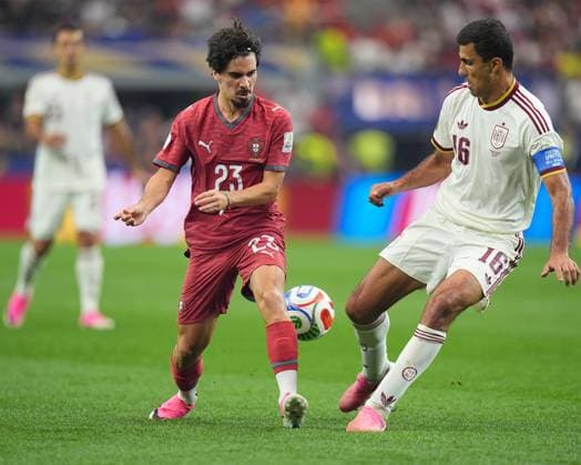 Vitinha of Portugal and Rodri of Spain Portugal v Spain 2026 FIFA World Cup, WM, Weltmeisterschaft, Fussball Round of 16, Football, Dallas Stadium, Arlington, Texas, USA - 06 Jul 2026Arlington Dallas Stadium Texas (TX) United States of America  Copyright: xIsmaelxAdnan Shutterstockx 16980005ba