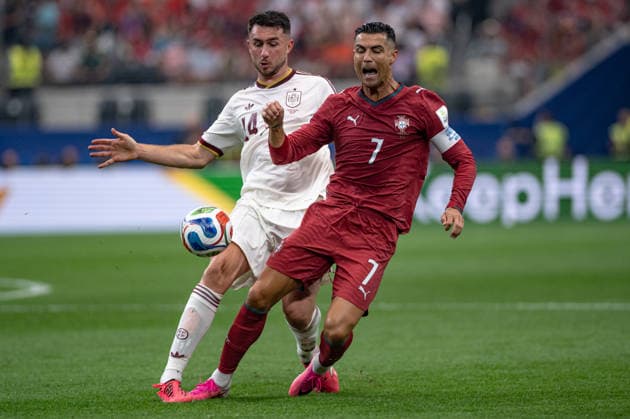 Cristiano Ronaldo of Portugal and Aimeric Laporte of Spain fight for possession during the FIFA World Cup, WM, Weltmeisterschaft, Fussball 2026 Round of 16 match between Portugal and Spain at Dallas Stadium on July 6th, 2026, in Dallas, Texas, United States. (Photo by Riquelve Nata Sports Press Photo)  Copyright: xRiquelvexNata SportsxPressxPhotox Sportspressphoto_SPR186306