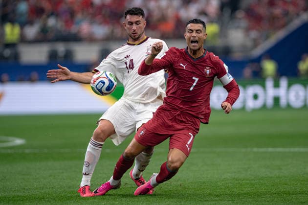 Cristiano Ronaldo of Portugal and Aimeric Laporte of Spain fight for possession during the FIFA World Cup, WM, Weltmeisterschaft, Fussball 2026 Round of 16 match between Portugal and Spain at Dallas Stadium on July 6th, 2026, in Dallas, Texas, United States. (Photo by Riquelve Nata Sports Press Photo)  Copyright: xRiquelvexNata SportsxPressxPhotox Sportspressphoto_SPR186308