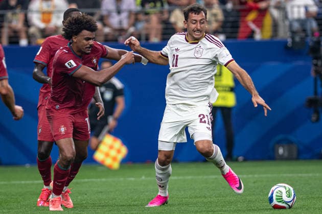 Mikel Oyarzabal of Spain and Renato Veiga of Portugal fight for possession fight for possession during the FIFA World Cup, WM, Weltmeisterschaft, Fussball 2026 Round of 16 match between Portugal and Spain at Dallas Stadium on July 6th, 2026, in Dallas, Texas, United States. (Photo by Riquelve Nata Sports Press Photo)  Copyright: xRiquelvexNata SportsxPressxPhotox Sportspressphoto_SPR186309