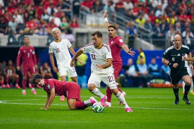 USA: Fussball FIFA World Cup, WM, Weltmeisterschaft, Fussball 2026, Achtelfinale - Spanien vs Portugal - AT&T Stadium (Dallas Stadium) in Arlington: Mikel Oyarzabal (Spanien 21) am Ball *** USA Soccer 2026 FIFA World Cup, Round of 16: Spain vs. Portugal at AT&T Stadium in Dallas, Arlington; Mikel Oyarzabal (Spain, 21) in possession of the ball Copyright: xJOERANxSTEINSIEKx
