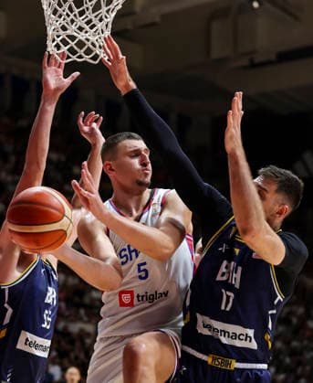 Serbia v Bosnia - FIBA World Cup 2027 Qualifiers Nikola Jovic (C) of Serbia in action against Aleksandar Lazic (R) of Bosnia and Herzegovina during the FIBA World Cup 2027 Qualifiers match between Serbia and Bosnia and Herzegovina at Aleksandar Nikolic Hall on July 06, 2026 in Belgrade, Serbia. Belgrade Serbia Copyright: xSrdjanxStevanovicx x