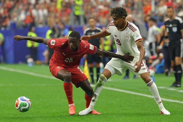 FIFA World Cup, WM, Weltmeisterschaft, Fussball 2026 - Round of 16 - Portugal vs Spain Lamine Yamal (R) of Spain in action against Nuno Mendes of Portugal during the FIFA World Cup 2026 Round of 16 match Portugal against Spain, in Dallas, USA, 06 July 2026. DALLAS United States  Copyright: xCHRISTOPHERxNEUNDORFx
