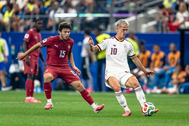 DALLAS - (lr) Joao Neves of Portugal and Dani Olmo of Spain during the 2026 World Cup match between Portugal and Spain at Dallas Stadium on July 6, 2026, in Dallas, United States. (Photo by Stefan Koops EYE4IMAGES DeFodi Images) - *** DALLAS — Joao Neves of Portugal and Dani Olmo of Spain during the 2026 World Cup match between Portugal and Spain at Dallas Stadium on July 6, 2026, in Dallas, United States. Photo by Stefan Koops, EYE4IMAGES, DeFodi Images