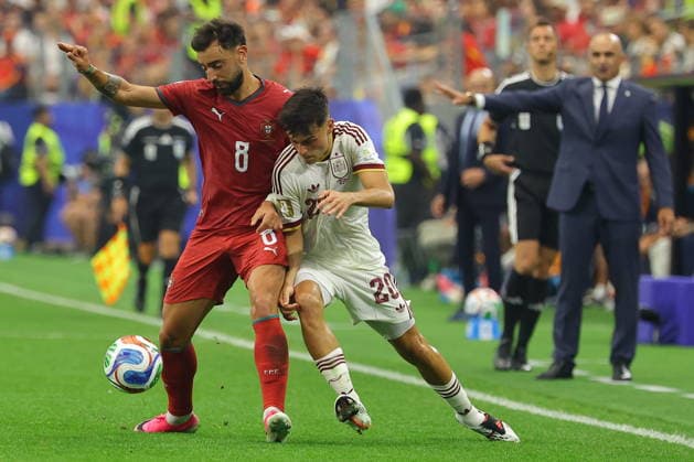 FIFA World Cup, WM, Weltmeisterschaft, Fussball 2026 - Round of 16 - Portugal vs Spain Pedri (R) of Spain in action against Bruno Fernandes of Portugal during the FIFA World Cup 2026 Round of 16 match Portugal against Spain, in Dallas, USA, 06 July 2026. DALLAS United States  Copyright: xCHRISTOPHERxNEUNDORFx