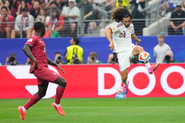 July 6, 2026, Arlington, Texas, United States: Marc Cucurella of Spain plays the ball during the FIFA World Cup, WM, Weltmeisterschaft, Fussball 2026 Round Of 16 match between Portugal and Spain at Dallas Stadium on July 6, 2026 in Arlington, United States. Arlington United States - ZUMAa181 20260706_zaa_a181_010 Copyright: xJosexBretonx