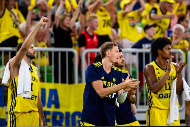 260706 Players of Sweden celebrate during the FIBA World Cup Qualifier game between Slovenia and Sweden on July 6, 2026 in Ljubljana. Photo: Martin Metelko BILDBYRAN kod 0032 basket basketball vm-kval kval fiba world cup qualifiers slovenien sverige slovenia sweden bbeng jubel *** July 6, 2026: Swedish players celebrate during the FIBA World Cup Qualifier game between Slovenia and Sweden on July 6, 2026 in Ljubljana. Photo by Martin Metelko. BILDBYRAN code 0032 basketball FIBA World Cup qualifiers Slovenia Sweden bbeng celebration  Copyright: MARTINxMETELKO BB260706ZI042