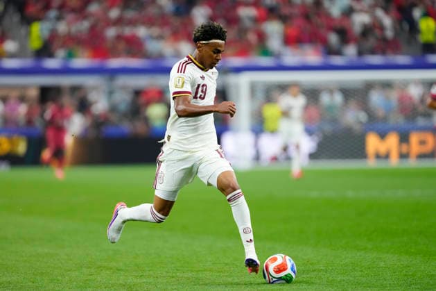 July 6, 2026, Arlington, Texas, United States: Lamine Yamal of Spain runs with the ball during the FIFA World Cup, WM, Weltmeisterschaft, Fussball 2026 Round Of 16 match between Portugal and Spain at Dallas Stadium on July 6, 2026 in Arlington, United States. Arlington United States - ZUMAa181 20260706_zaa_a181_016 Copyright: xJosexBretonx