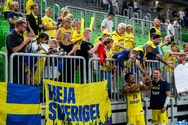 260706 Melwin Pantzar of Sweden with fans after the FIBA World Cup Qualifier game between Slovenia and Sweden on July 6, 2026 in Ljubljana. Photo: Martin Metelko BILDBYRAN kod 0032 basket basketball vm-kval kval fiba world cup qualifiers slovenien sverige slovenia sweden bbeng jubel publik *** July 6, 2026: Melwin Pantzar of Sweden with fans after the FIBA World Cup Qualifier game between Slovenia and Sweden on July 6, 2026 in Ljubljana. Photo by Martin Metelko. BILDBYRAN code 0032 basketball FIBA World Cup qualifiers Slovenia Sweden bbeng cheering crowd  Copyright: MARTINxMETELKO BB260706ZB048