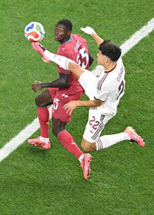 (260707) -- DALLAS, July 7, 2026 -- Pau Cubarsi (R) of Spain competes during the round of 16 match between Spain and Portugal at the 2026 FIFA World Cup, WM, Weltmeisterschaft, Fussball at Dallas Stadium in Dallas, the United States, July 6, 2026. ) (SP)U.S.-DALLAS-FOOTBALL-FIFA WORLD CUP-ROUND OF 16-ESP VS POR ChengxMin 