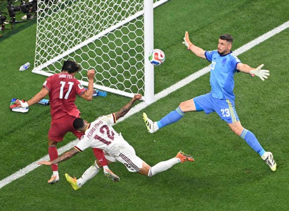 (260707) -- DALLAS, July 7, 2026 -- Goalkeeper Unai Simon (R) of Spain makes a save during the round of 16 match between Spain and Portugal at the 2026 FIFA World Cup, WM, Weltmeisterschaft, Fussball at Dallas Stadium in Dallas, the United States, July 6, 2026. ) (SP)U.S.-DALLAS-FOOTBALL-FIFA WORLD CUP-ROUND OF 16-ESP VS POR ChengxMin 