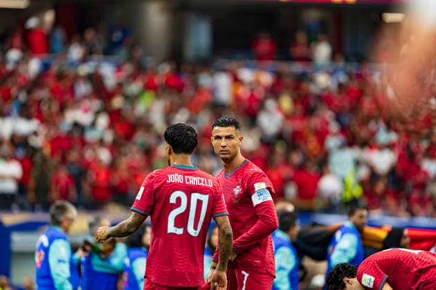 Joao Cancelo and Cristiano Ronaldo seen during FIFA World Cup, WM, Weltmeisterschaft, Fussball 2026 game between national teams of Portugal and Spain (Edmund Wong Ball Raw Images) Arlington Dallas Stadium USA Copyright: xEdmundxWongx edmundwong_portugal_spain_2526_1-14