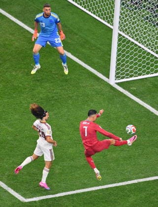 FIFA World Cup, WM, Weltmeisterschaft, Fussball 2026 - Round of 16 - Portugal vs Spain Cristiano Ronaldo of Portugal (R) and Marc Cucurella of Spain in action during the FIFA World Cup 2026 Round of 16 match Portugal against Spain, in Dallas, USA, 06 July 2026. DALLAS United States  Copyright: xSAMxWASSONx