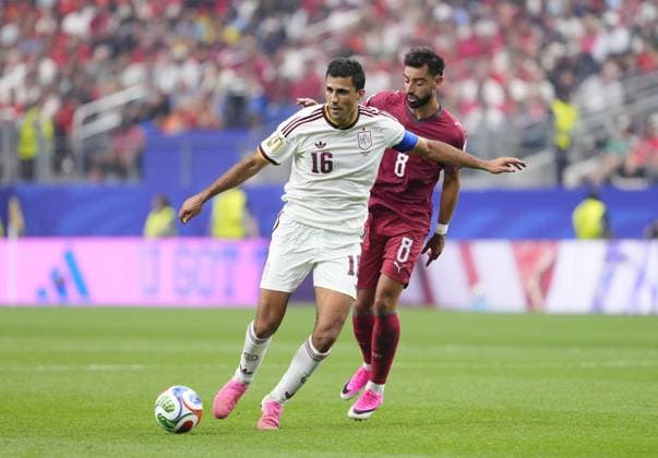 Portugal v Spain - FIFA World Cup, WM, Weltmeisterschaft, Fussball 2026 - Round of 16 TEXAS, USA - JULY 06: Rodri Hernandez (16) of Spain and Bruno Fernandes (8) of Portugal compete for the ball during FIFA World Cup 2026 Round of 16 match between Portugal and Spain at Dallas Stadium in Arlington, Texas, United States on July 06, 2026. Jose Hernandez Anadolu Texas United States. Editorial use only. Please get in touch for any other usage.  Copyright: x2026xAnadoluxJosexHernandezx