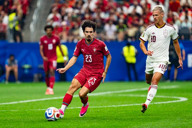 Vitinha and Dani Olmo seen during FIFA World Cup, WM, Weltmeisterschaft, Fussball 2026 game between national teams of Portugal and Spain (Edmund Wong Ball Raw Images) Arlington Dallas Stadium USA Copyright: xEdmundxWongx edmundwong_portugal_spain_2526_1-59