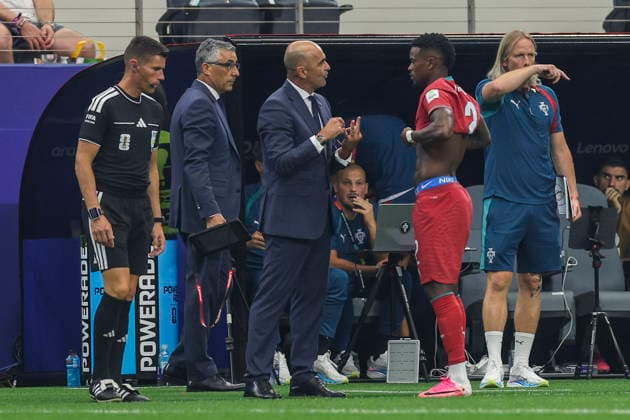 FIFA World Cup, WM, Weltmeisterschaft, Fussball 2026 - Round of 16 - Portugal vs Spain Portugal s head coach Roberto Martinez (C) speaks with his player Nelson Semedo (2-R) during the FIFA World Cup 2026 Round of 16 match Portugal against Spain, in Dallas, Texas, USA, 06 July 2026. Arlington United States  Copyright: xMIGUELxA.xLOPESx