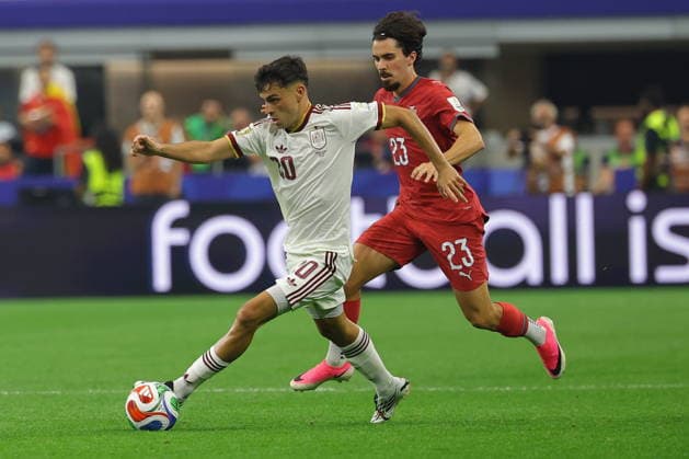 FIFA World Cup, WM, Weltmeisterschaft, Fussball 2026 - Round of 16 - Portugal vs Spain Pedri (L) of Spain in action against Vitinha of Portugal during the FIFA World Cup 2026 Round of 16 match Portugal against Spain, in Dallas, USA, 06 July 2026. DALLAS United States  Copyright: xCHRISTOPHERxNEUNDORFx