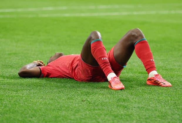 Portugal s Nuno Mendes (25) lies on the field after being injured in a challenge to Spain s Lamine Yamal in the second half of a Round of 16 FIFA World Cup, WM, Weltmeisterschaft, Fussball match at Dallas Stadium in Dallas, Texas, on Monday, July 6, 2026. Mendes was forced to leave the match due to his injury.  DAL20260706910 CHRISTIANxBRUNSKILL