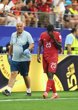 Portugal s Nuno Mendes (25) leaves the game after being injured in a challenge to Spain s Lamine Yamal in the second half of a Round of 16 FIFA World Cup, WM, Weltmeisterschaft, Fussball match at Dallas Stadium in Dallas, Texas, on Monday, July 6, 2026.  DAL20260706911 CHRISTIANxBRUNSKILL