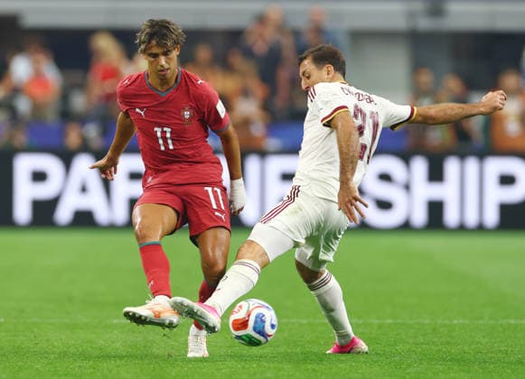 Portugal s Joao Felix (11) challenges Spain s Mikel Oyarzabal in the second half of a Round of 16 FIFA World Cup, WM, Weltmeisterschaft, Fussball match at Dallas Stadium in Dallas, Texas, on Monday, July 6, 2026.  DAL20260706912 CHRISTIANxBRUNSKILL