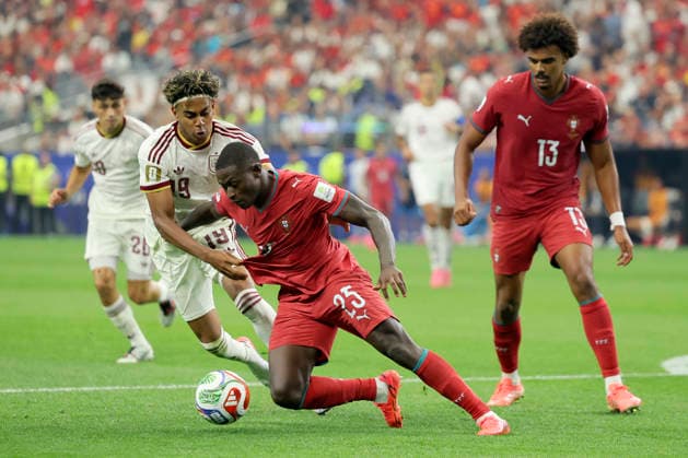 Portugal v Spain: Round of 16 - FIFA World Cup, WM, Weltmeisterschaft, Fussball 2026 Nuno Mendes of Portugal and Lamine Yamal of Spain challenge during the FIFA World Cup 2026 Round Of 16 match between Portugal and Spain at Dallas Stadium on July 6, 2026 in Arlington, United States. Arlington Dallas Stadium TX United States Copyright: xAllstarxPicturexLibraryxLtdx