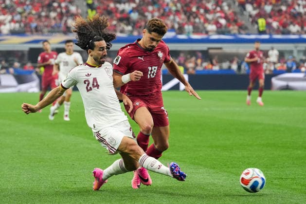 Marc Cucurella of Spain (L) passes the ball under pressure from Pedro Neto of Portugal (R) during a FIFA Men’s World Cup 2026 round of 16 football match between Portugal and Spain at Dallas Stadium, in Arlington on July 06th 2026 (Photo by LVDIDI SPP)  Copyright: xLVDIDI SPPx Sportspressphoto_SPR186432