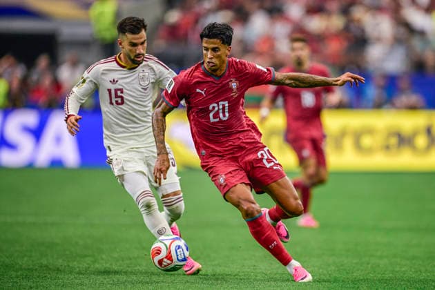 Joao Cancelo of Portugal controls the ball under pressure from Alex Baena of Spain during the match between Portugal and Spain, valid for the round of 16 of the 2026 FIFA World Cup, WM, Weltmeisterschaft, Fussball held at AT&T Stadium in Dallas, Texas, United States. Richard Callis Fotoarena (Richard Callis SPP)  Copyright: xRichardxCallisx xSPPx spp-en-RiCa-2981069