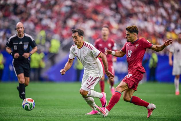 Mikel Oyarzabal of Spain and Pedro Neto of Portugal compete for possession of the ball during the match between Portugal and Spain, valid for the round of 16 of the 2026 FIFA World Cup, WM, Weltmeisterschaft, Fussball held at AT&T Stadium in Dallas, Texas, United States. Richard Callis Fotoarena (Richard Callis SPP)  Copyright: xRichardxCallisx xSPPx spp-en-RiCa-2981071