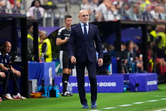 Portugal v Spain: Round of 16 - FIFA World Cup, WM, Weltmeisterschaft, Fussball 2026 Luis de la Fuente, head coach of Spain, looks on during the FIFA World Cup 2026 Round Of 16 match between Portugal and Spain at Dallas Stadium on July 6, 2026 in Arlington, United States. Arlington TX United States  Copyright: xJosexBretonx originalFilename:bretonhernandez-portugal260706_nplqR.jpg