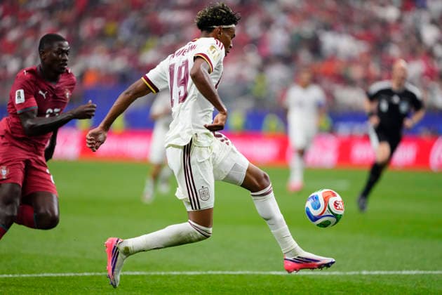 July 6, 2026, Arlington, Texas, United States: Lamine Yamal of Spain controls the ball during the FIFA World Cup, WM, Weltmeisterschaft, Fussball 2026 Round Of 16 match between Portugal and Spain at Dallas Stadium on July 6, 2026 in Arlington, United States. Portugal V Spain: Round Of 16 - FIFA World Cup 2026  - ZUMAa181 20260706_zaa_a181_041 Copyright: xJosexBretonx