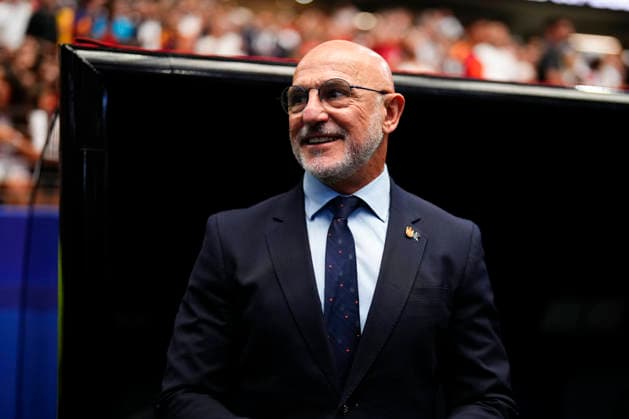 Portugal v Spain: Round of 16 - FIFA World Cup, WM, Weltmeisterschaft, Fussball 2026 Luis de la Fuente, head coach of Spain, looks on during the FIFA World Cup 2026 Round Of 16 match between Portugal and Spain at Dallas Stadium on July 6, 2026 in Arlington, United States. Arlington TX United States  Copyright: xJosexBretonx originalFilename:bretonhernandez-portugal260706_npVGe.jpg