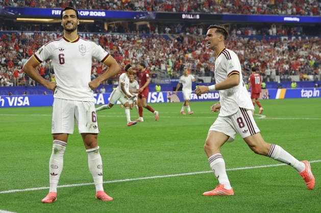FIFA World Cup, WM, Weltmeisterschaft, Fussball 2026 - Round of 16 - Portugal vs Spain Mikel Merino (L) of Spain celebrates after scoring the 1-0 lead during the FIFA World Cup 2026 Round of 16 match Portugal against Spain, in Dallas, USA, 06 July 2026. DALLAS United States  Copyright: xCHRISTOPHERxNEUNDORFx