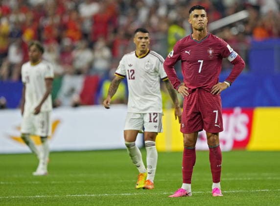 FIFA World Cup, WM, Weltmeisterschaft, Fussball 2026 - Round of 16 - Portugal vs Spain Cristiano Ronaldo of Portugal (R) stands dejected after his team conceded the 0-1 goal during the FIFA World Cup 2026 Round of 16 match Portugal against Spain, in Dallas, USA, 06 July 2026. DALLAS United States  Copyright: xJEFFREYxMCWHORTERx