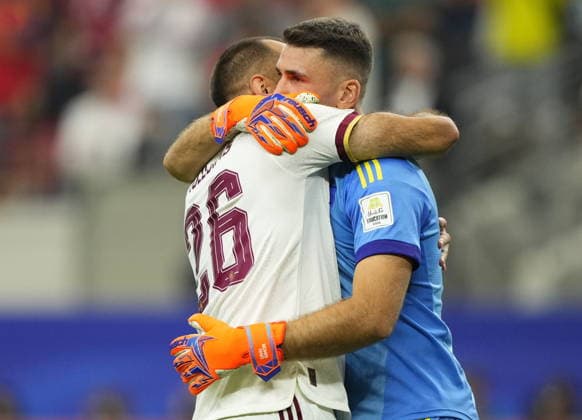 FIFA World Cup, WM, Weltmeisterschaft, Fussball 2026 - Round of 16 - Portugal vs Spain Borja Iglesias of Spain (L) and Spain goalkeeper Unai Simon celebrate winning the FIFA World Cup 2026 Round of 16 match Portugal against Spain, in Dallas, USA, 06 July 2026. DALLAS United States  Copyright: xJEFFREYxMCWHORTERx
