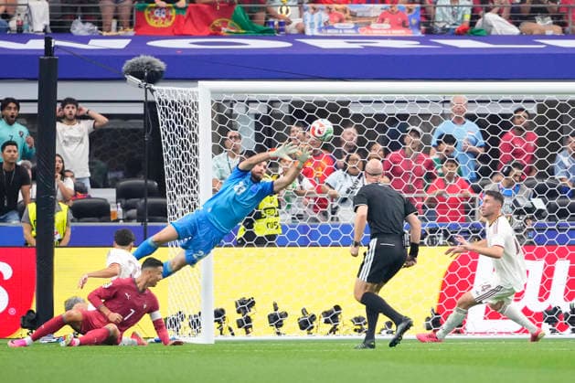 Portugal v Spain: Round of 16 - FIFA World Cup, WM, Weltmeisterschaft, Fussball 2026 Unai Simon of Spain in action during the FIFA World Cup 2026 Round Of 16 match between Portugal and Spain at Dallas Stadium on July 6, 2026 in Arlington, United States. Arlington TX United States  Copyright: xJosexBretonx originalFilename:bretonhernandez-portugal260706_npDrO.jpg