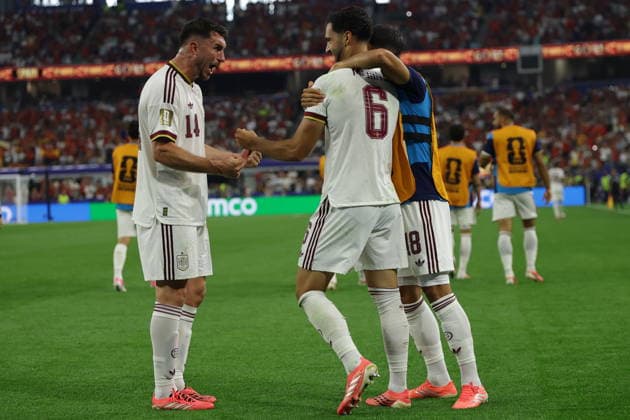 FIFA World Cup, WM, Weltmeisterschaft, Fussball 2026 - Round of 16 - Portugal vs Spain Mikel Merino (C) of Spain celebrates with Aymeric Laporte (L) after scoring the 1-0 lead during the FIFA World Cup 2026 Round of 16 match Portugal against Spain, in Dallas, USA, 06 July 2026. DALLAS United States  Copyright: xCHRISTOPHERxNEUNDORFx
