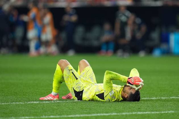 Diego Costa of Portugal appears dejected after the full time whistle Portugal v Spain 2026 FIFA World Cup, WM, Weltmeisterschaft, Fussball Round of 16, Football, Dallas Stadium, Arlington, Texas, USA - 06 Jul 2026Arlington Dallas Stadium Texas (TX) United States of America  Copyright: xIsmaelxAdnan Shutterstockx 16980005cw