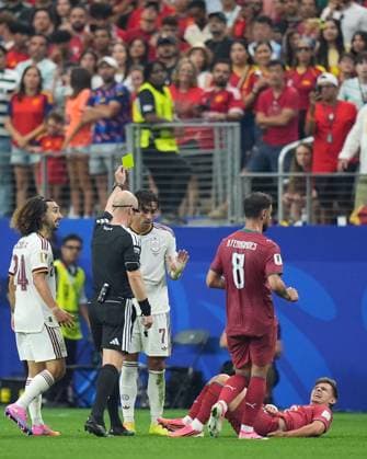 Ferran Torres of Spain receives a yellow card from referee Anthony Taylor Portugal v Spain 2026 FIFA World Cup, WM, Weltmeisterschaft, Fussball Round of 16, Football, Dallas Stadium, Arlington, Texas, USA - 06 Jul 2026Arlington Dallas Stadium Texas (TX) United States of America  Copyright: xIsmaelxAdnan Shutterstockx 16980005ct