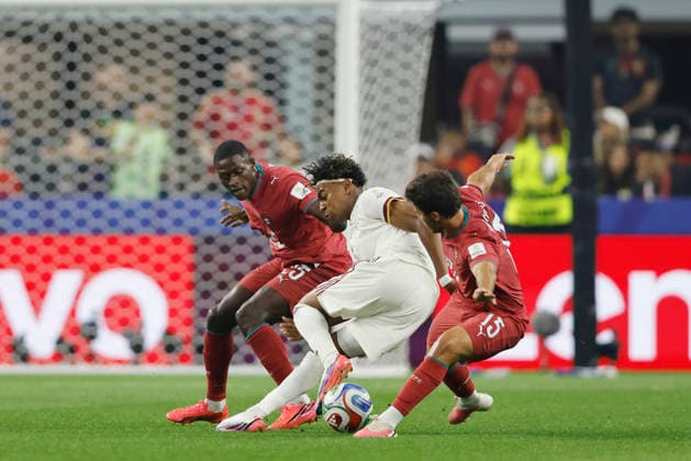 July 6, 2026, Arlington, Texas, USA: NUNO MENDES and JOAO NEVES of Portugal battles for possession ball with LAMINE YAMAL of Spain during the match between Portugal and Spain for the round of 16 the FIFA World Cup, WM, Weltmeisterschaft, Fussball 2026, at Dallas Stadium. Arlington USA - ZUMAh208 20260706_zsp_h208_021 Copyright: xHeulerxAndreyx