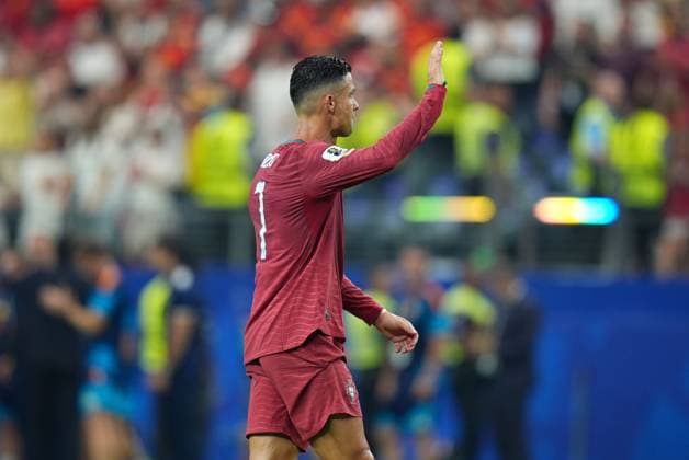 Cristiano Ronaldo of Portugal appears dejected after the full time whistle Portugal v Spain 2026 FIFA World Cup, WM, Weltmeisterschaft, Fussball Round of 16, Football, Dallas Stadium, Arlington, Texas, USA - 06 Jul 2026Arlington Dallas Stadium Texas (TX) United States of America  Copyright: xIsmaelxAdnan Shutterstockx 16980005dg