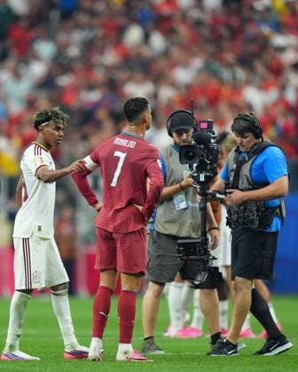 Lamine Yamal of Spain and Cristiano Ronaldo of Portugal after the full time whistle Portugal v Spain 2026 FIFA World Cup, WM, Weltmeisterschaft, Fussball Round of 16, Football, Dallas Stadium, Arlington, Texas, USA - 06 Jul 2026Arlington Dallas Stadium Texas (TX) United States of America  Copyright: xIsmaelxAdnan Shutterstockx 16980005cx