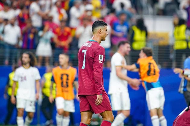 USA: Fussball FIFA World Cup, WM, Weltmeisterschaft, Fussball 2026, Achtelfinale - Spanien vs Portugal - AT&T Stadium (Dallas Stadium) in Arlington: währende Spanien feiert, verlässt Cristiano Ronaldo (Portugal 7) enttäuscht das Spielfeld *** USA Soccer FIFA World Cup 2026, Round of 16: Spain vs. Portugal at AT&T Stadium in Dallas, Arlington; as Spain celebrates, a disappointed Cristiano Ronaldo leaves the field for Portugal 7 Copyright: xJOERANxSTEINSIEKx