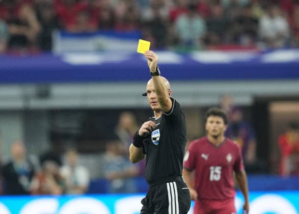 Anthony Taylor (England) during Portugal and Spain, Round of 16 FIFA World Cup, WM, Weltmeisterschaft, Fussball 2026, Dallas, United States, USA on July 6, 2026. Thor Wegner DeFodi Images. (Photo by DeFodi Images) - *** Anthony Taylor of England during the Portugal vs. Spain Round of 16 match at the 2026 FIFA World Cup in Dallas, United States, USA, on July 6, 2026. Photo by DeFodi Images (Thor Wegner)