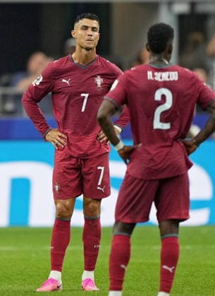FIFA World Cup, WM, Weltmeisterschaft, Fussball 2026 - Round of 16 - Portugal vs Spain Cristiano Ronaldo of Portugal (L) and teammates stand on the pitch after losing the FIFA World Cup 2026 Round of 16 match Portugal against Spain, in Dallas, USA, 06 July 2026. DALLAS United States  Copyright: xJEFFREYxMCWHORTERx