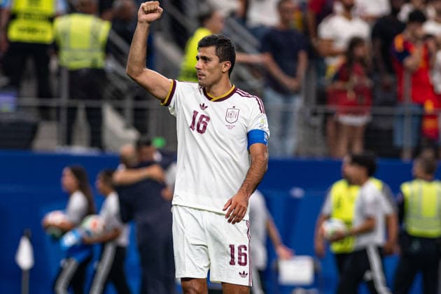 Rodri of Spain celebrates after final whistle of the FIFA World Cup, WM, Weltmeisterschaft, Fussball 2026 Round of 16 match between Portugal and Spain at Dallas Stadium on July 6th, 2026, in Dallas, Texas, United States. (Photo by Riquelve Nata Sports Press Photo)  Copyright: xRiquelvexNata SportsxPressxPhotox Sportspressphoto_SPR186482