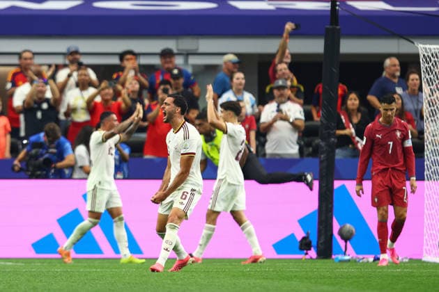 FIFA World Cup, WM, Weltmeisterschaft, Fussball 2026: Portugal v Spain DALLAS, USA - 6th July 2026: Mikel Merino of Spain celebrates at the final whistle with a dejected Cristiano Ronaldo of Portugal in the background during the FIFA World Cup 2026 Round of 16 match between Portugal and Spain at Dallas Stadium Dallas Dallas Stadium United States of America Copyright: xCraigxMercerx xPeakxActionxPhotosx