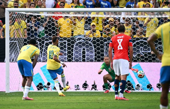 Fussball, Länderspiel, Herren, FIFA World Cup, WM, Weltmeisterschaft, Fussball 2026, Fussball-Weltmeisterschaft, USA, Achtelfinale, MetLife Stadium New Jersey: Brasilien - Norwegen 1:2; Neymar (BRA) erzielt das Tor zum 1:2 durch Elfmeter gegen Orjan Nyland (NOR). Aktion *** Soccer, International Match, Men s, 2026 FIFA World Cup, Soccer World Cup, USA, Round of 16, MetLife Stadium, New Jersey, Brazil vs. Norway 1-2, Neymar (BRA) scores the goal to make it 1-2 on a penalty kick against Orjan Nyland (NOR), Action
