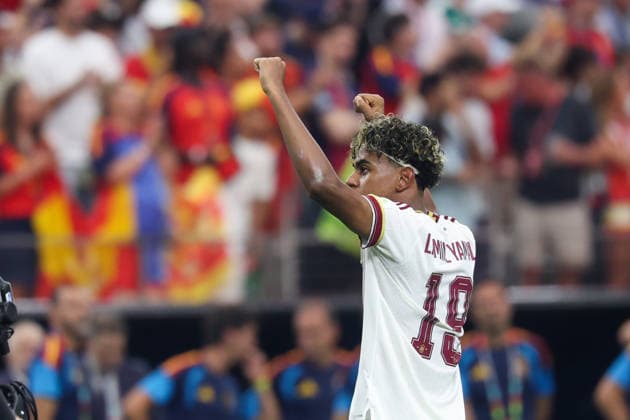 ARLINGTON, TX - JULY 06: Lamine Yamal 19 of Spain holds his arms up in victory after winning the FIFA World Cup, WM, Weltmeisterschaft, Fussball 2026 Round of 16 match between Portugal and Spain on July 6, 2026, at Dallas Stadium in Arlington, Texas. (Photo by David Buono Icon Sportswire) SOCCER: JUL 06 FIFA World Cup 26 Round of 16 - Portugal vs Spain EDITORIAL USE ONLY Icon260706208